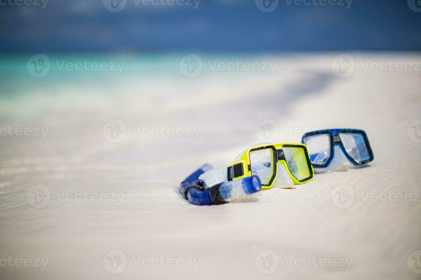 esporte de verão, praia atividade praia banner recreativo. óculos de mergulho equipamento de snorkel na areia branca perto das ondas do mar. férias panorâmicas e fundo de viagens recreativas. diversão liberdade aventura estilo de vida foto