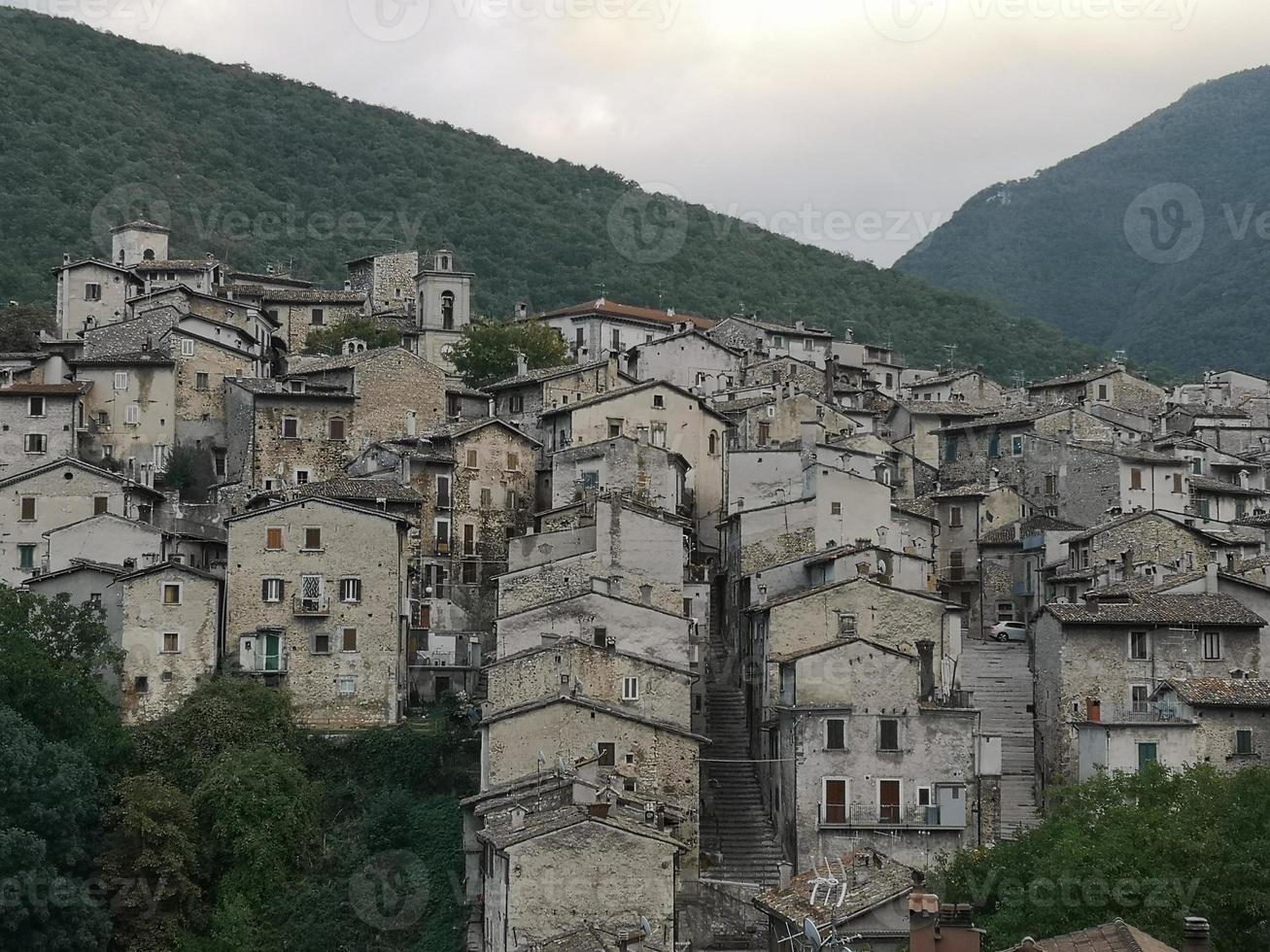 bela cidade de scanno em abruzzo itália foto