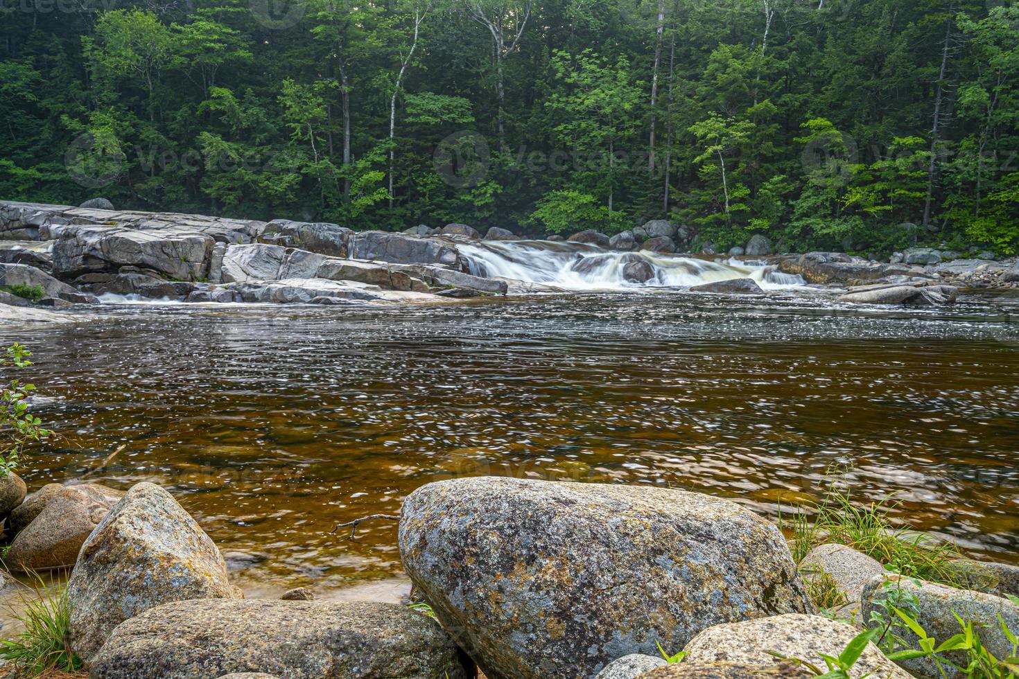 verão no rio rápido, meio outono no início da manhã foto