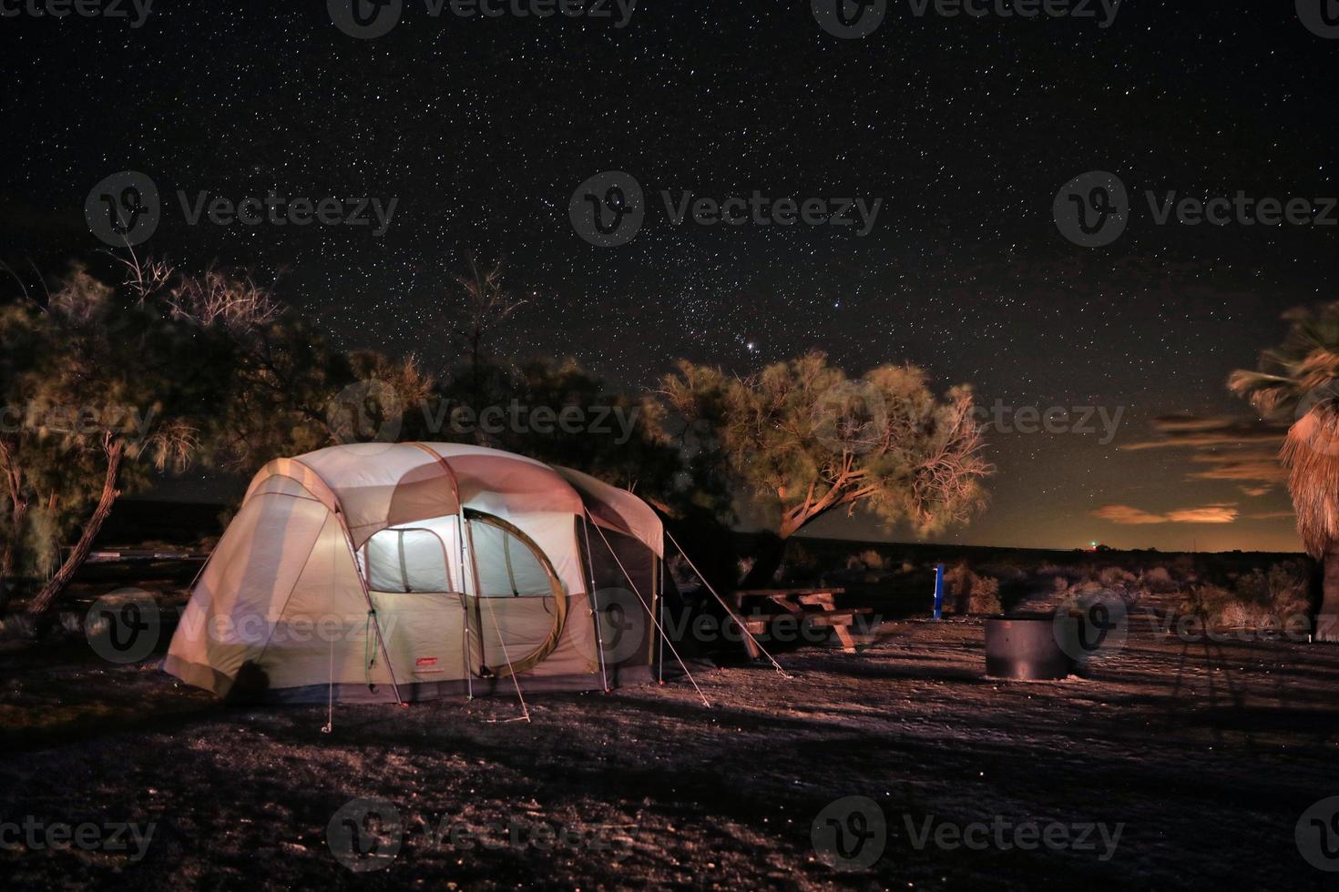 barraca acampada à noite sob as estrelas e a Via Láctea foto