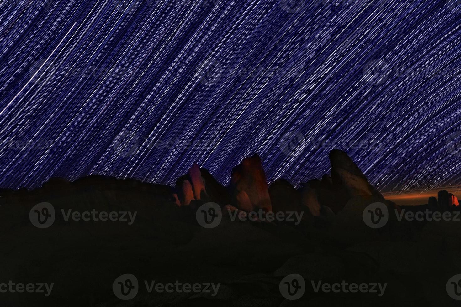 trilhas de estrelas no parque nacional joshua tree foto