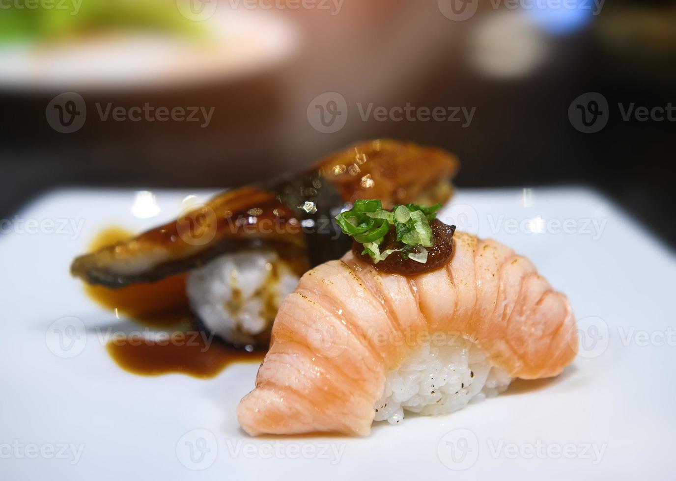 fatia japonesa da barriga de salmão e queimar sushi. foto