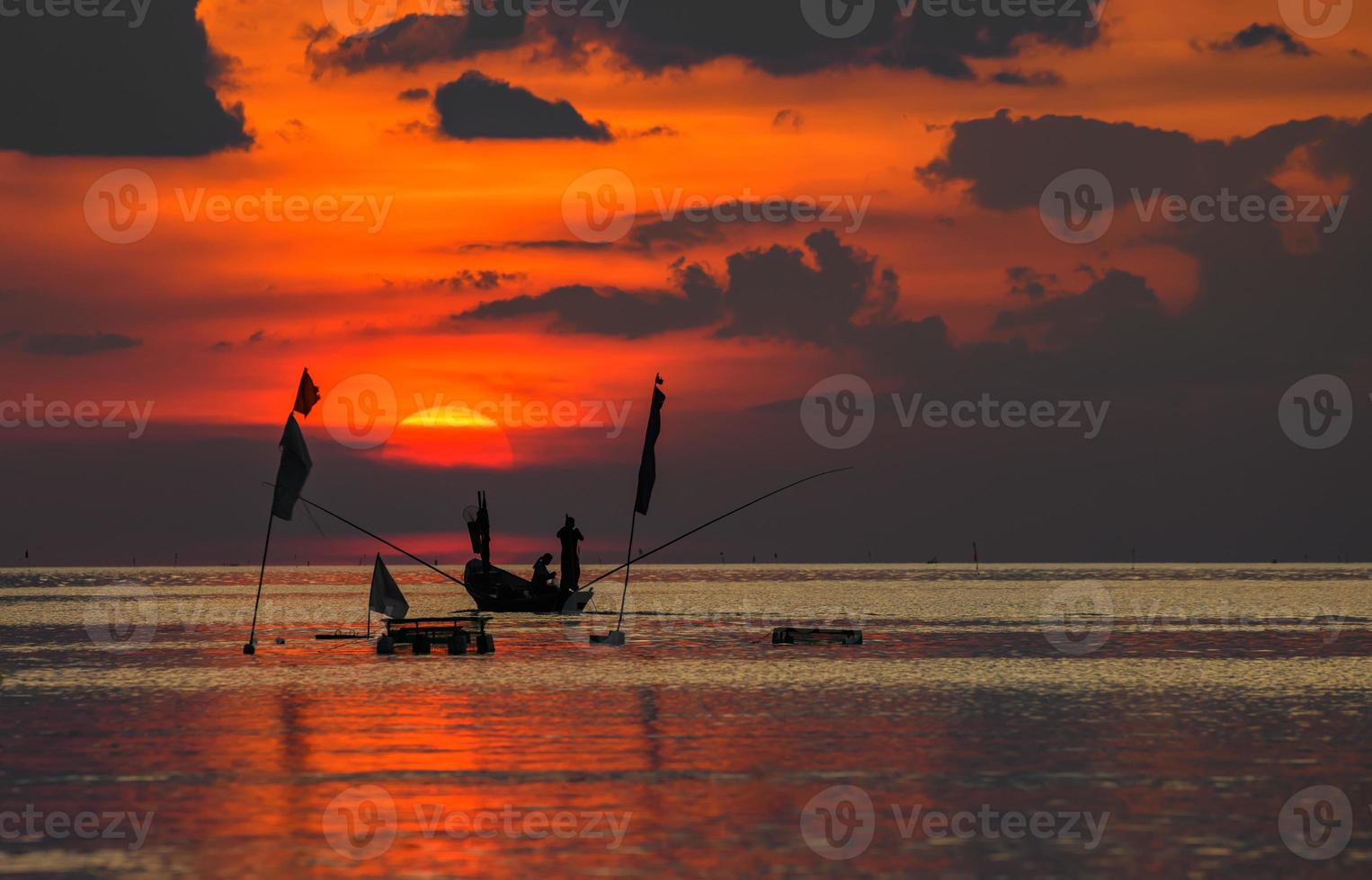 silhueta de barcos de pesca na hora do sol. foto