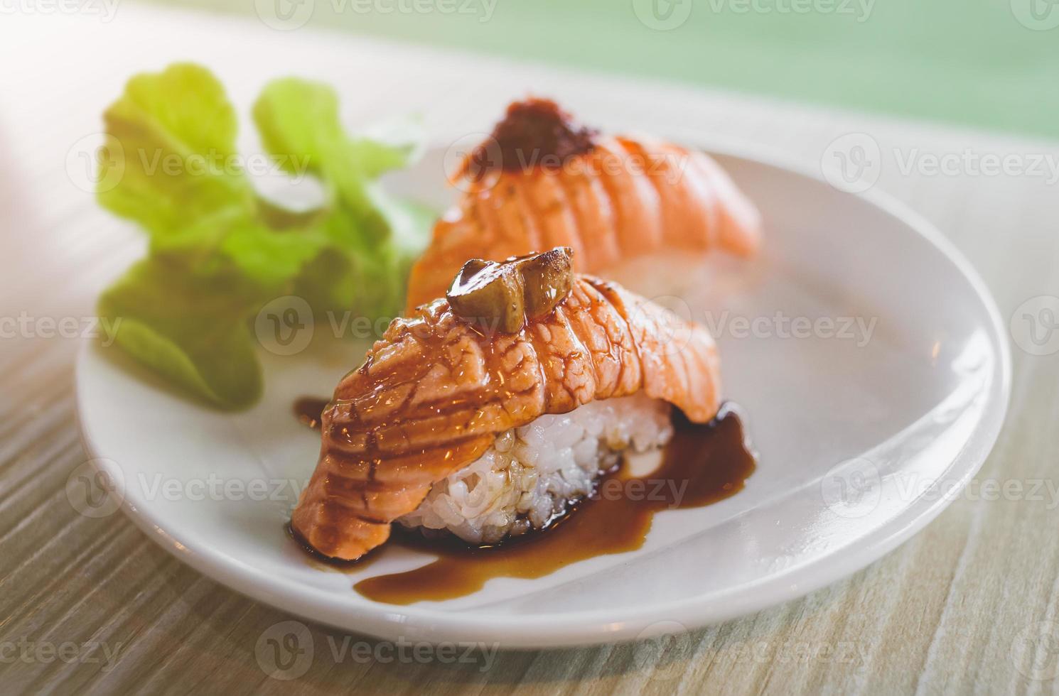 parte superior da grelha de sushi de salmão com foie gras. foto