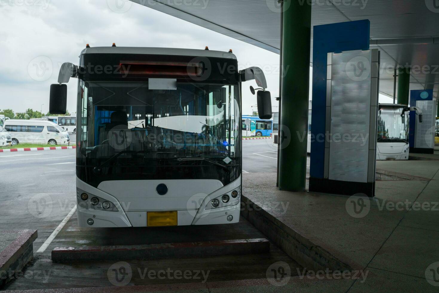 ônibus Pare às estação dentro terminal foto