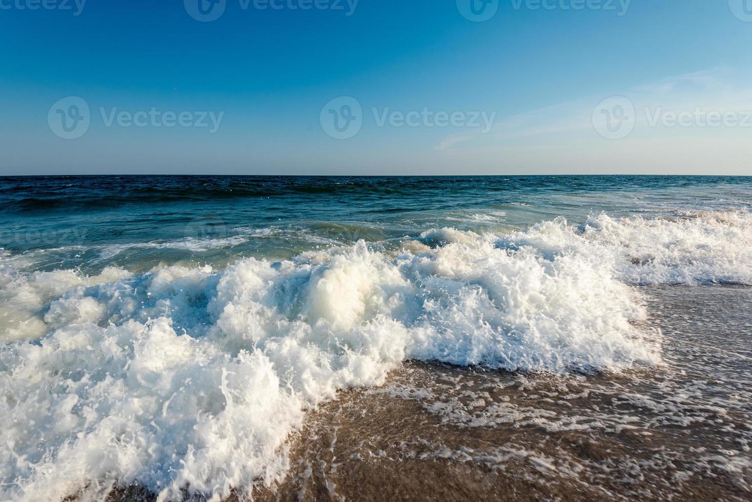 ouvindo as ondas do oceano foto