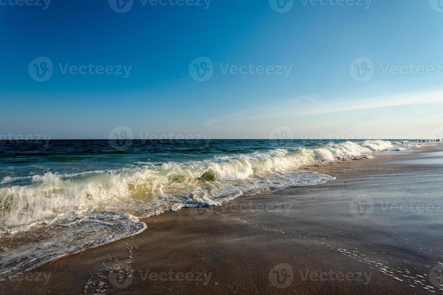 ouvindo as ondas do oceano foto