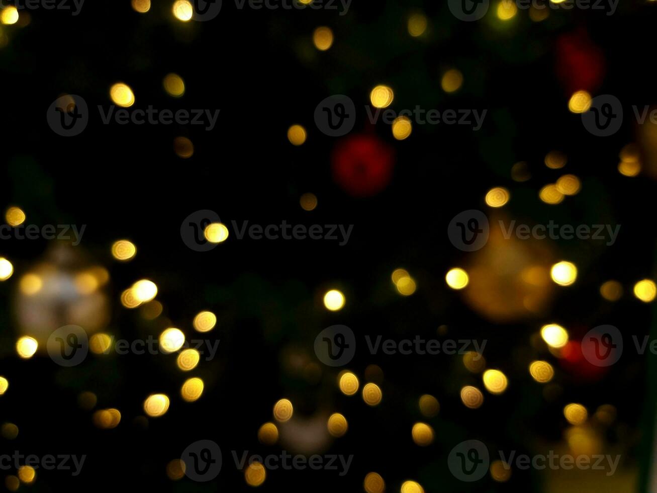 abstrato Natal árvore bokeh borrão luz laranja e amarelo brilhando flare padronizar Preto fundo foto
