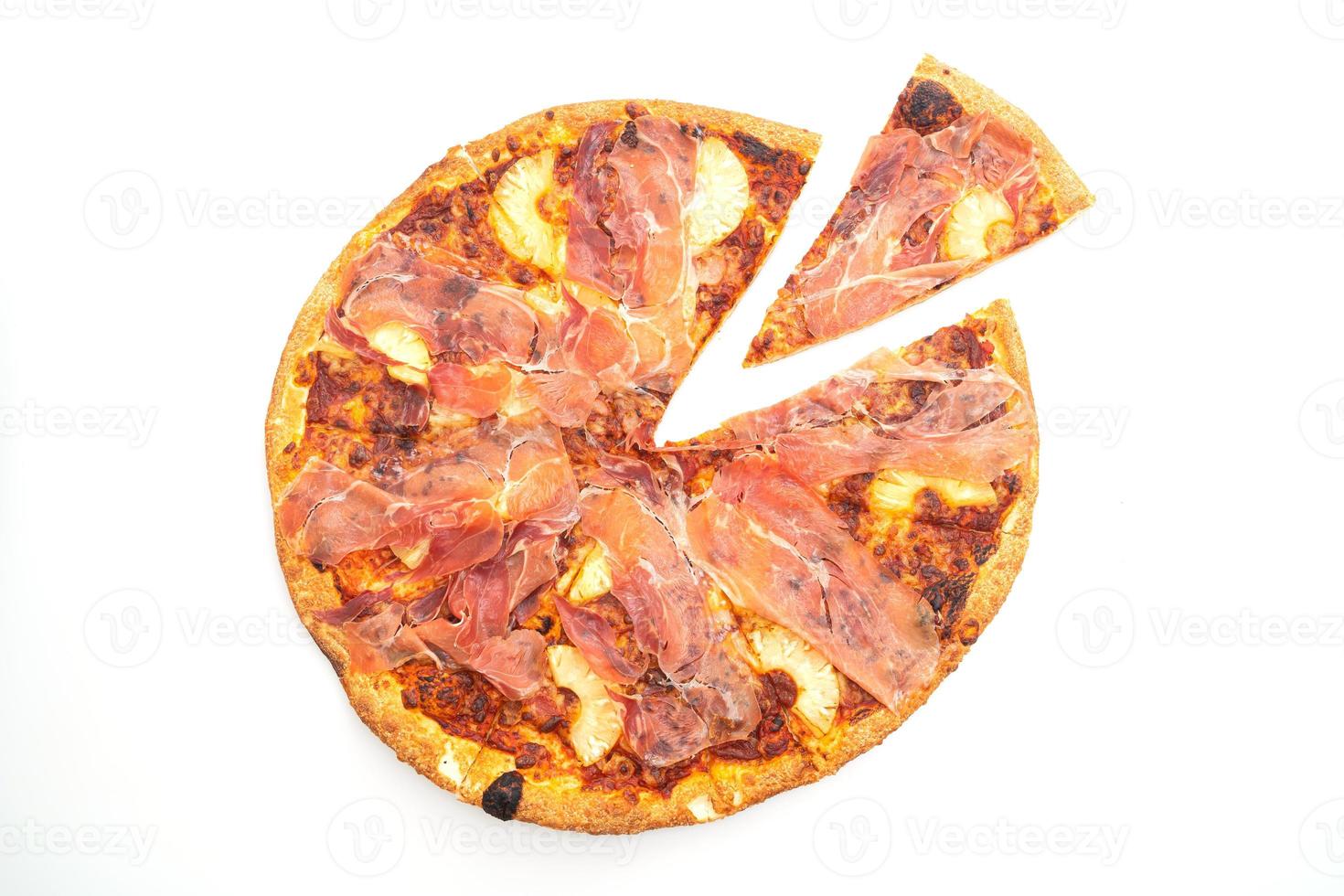 pizza com presunto ou pizza de presunto de parma em fundo branco foto