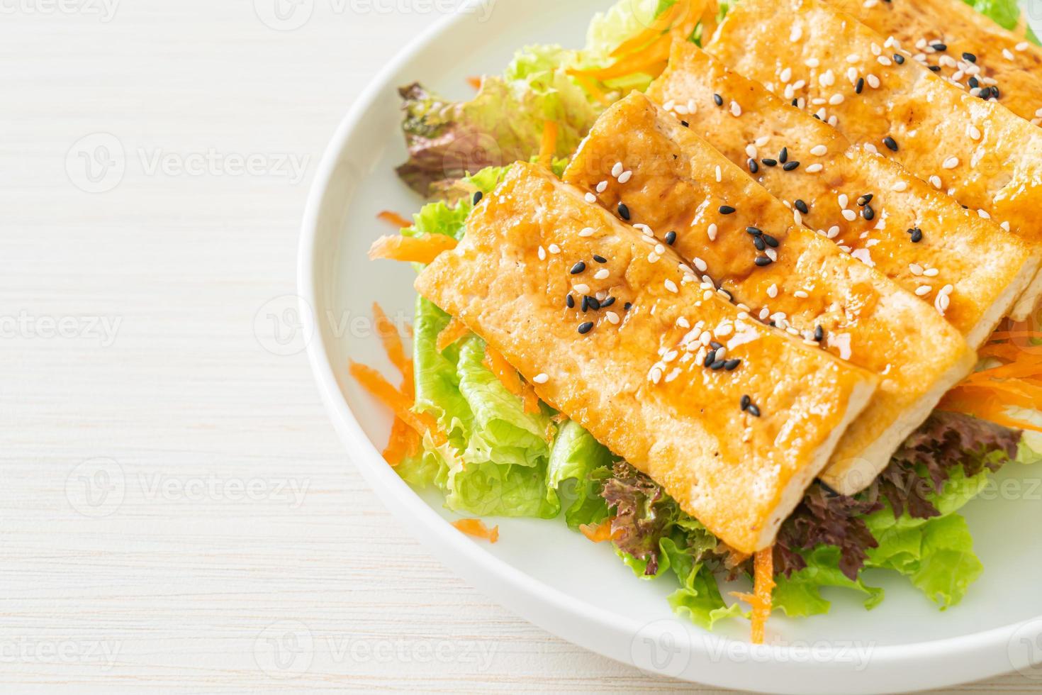 salada de tofu teriyaki com gergelim foto