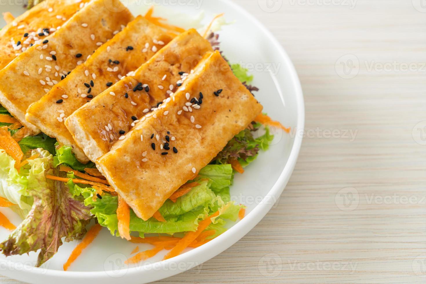 salada de tofu teriyaki com gergelim foto