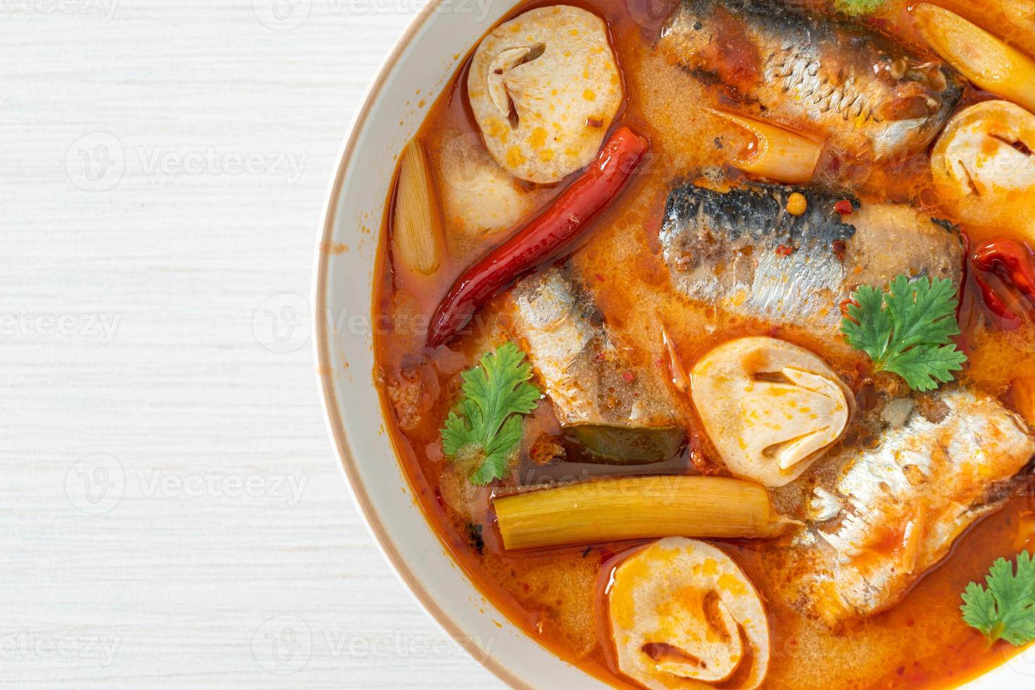 Tom yum cavala enlatada em sopa picante foto