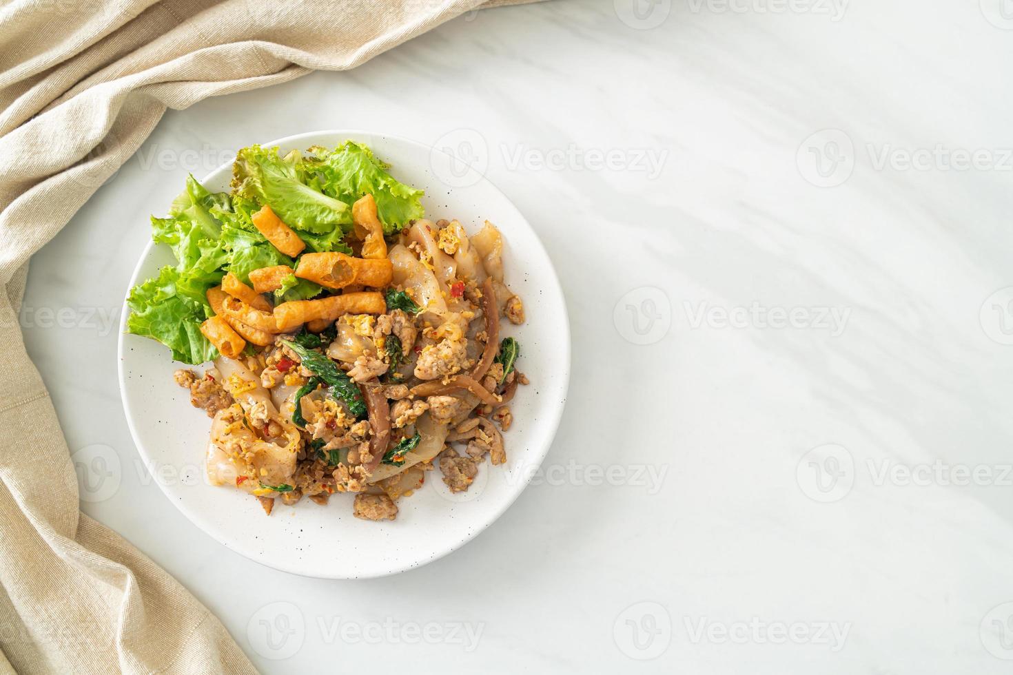 macarrão frito com frango picado e manjericão foto