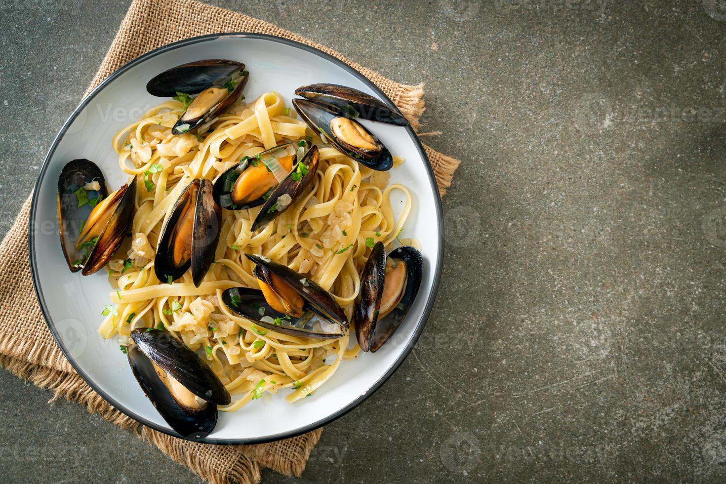 macarrão linguine macarrão vongole molho de vinho branco foto