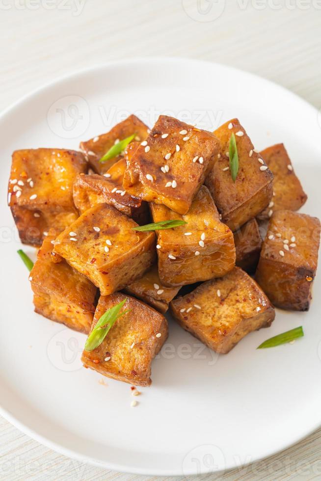 tofu frito com gergelim branco e molho teriyaki foto