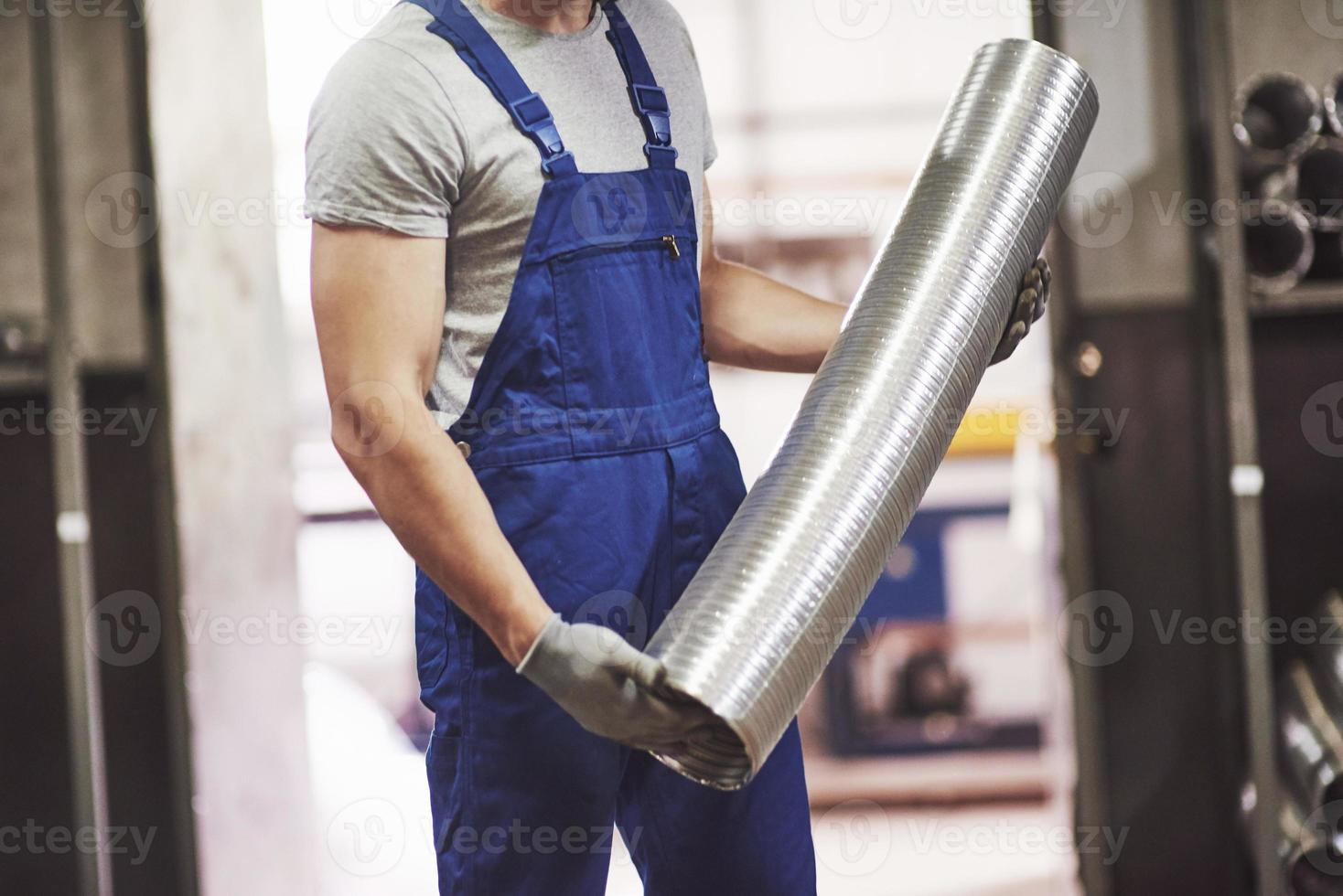 um retrato de bonito trabalhador da indústria metalúrgica na fábrica. foto