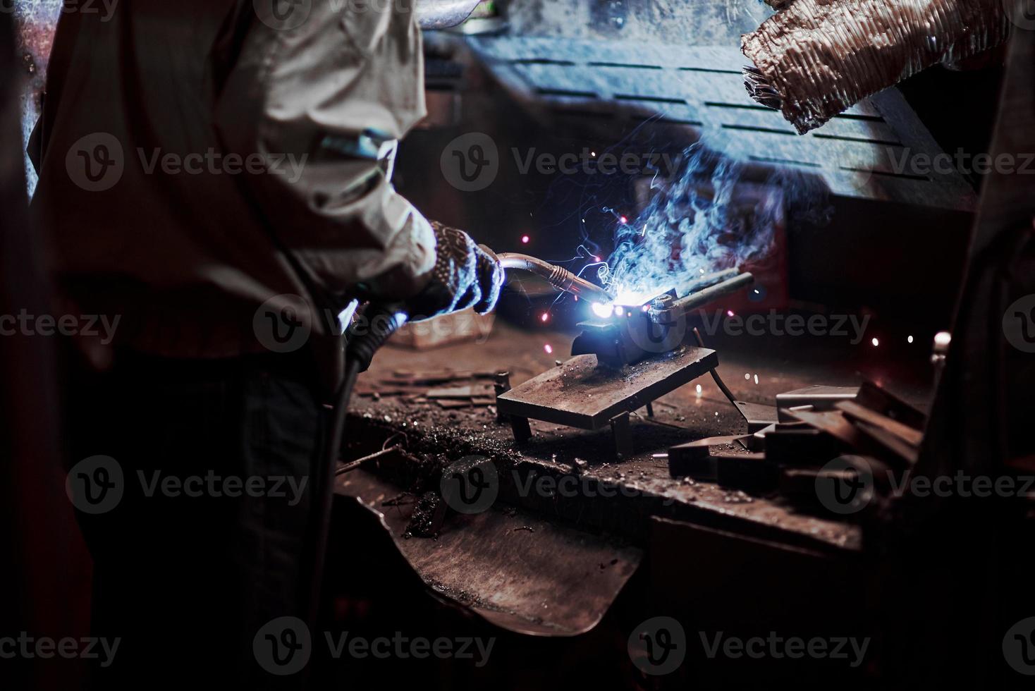 trabalhador de solda de fábrica industrial. soldagem ou soldador mestre solda o aço foto