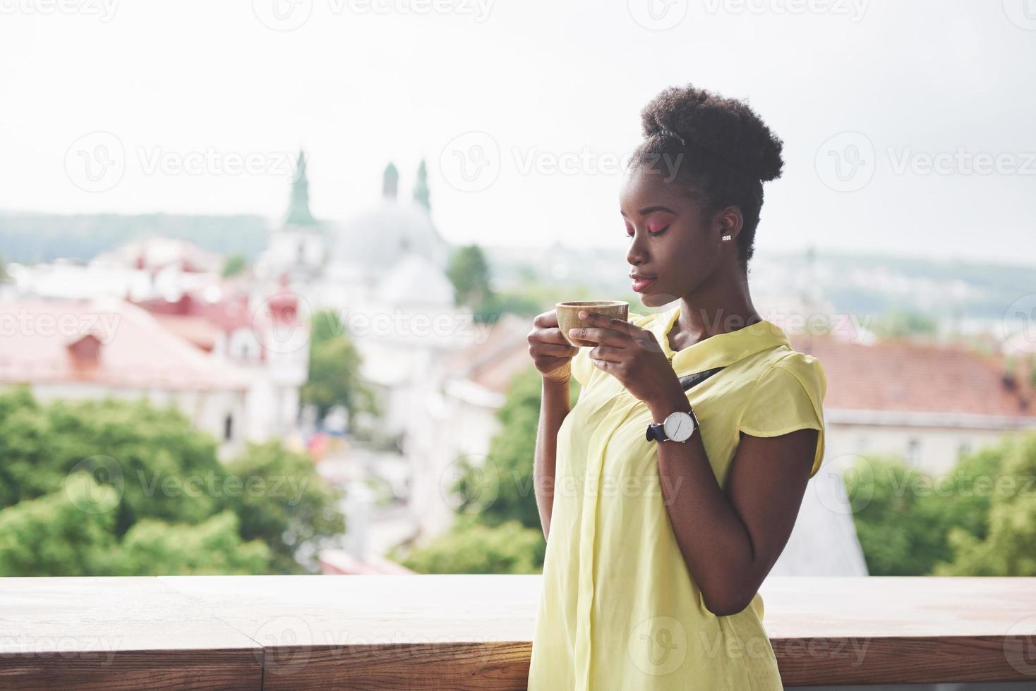 linda jovem mulher de negócios afro-americana tomando café em um café foto