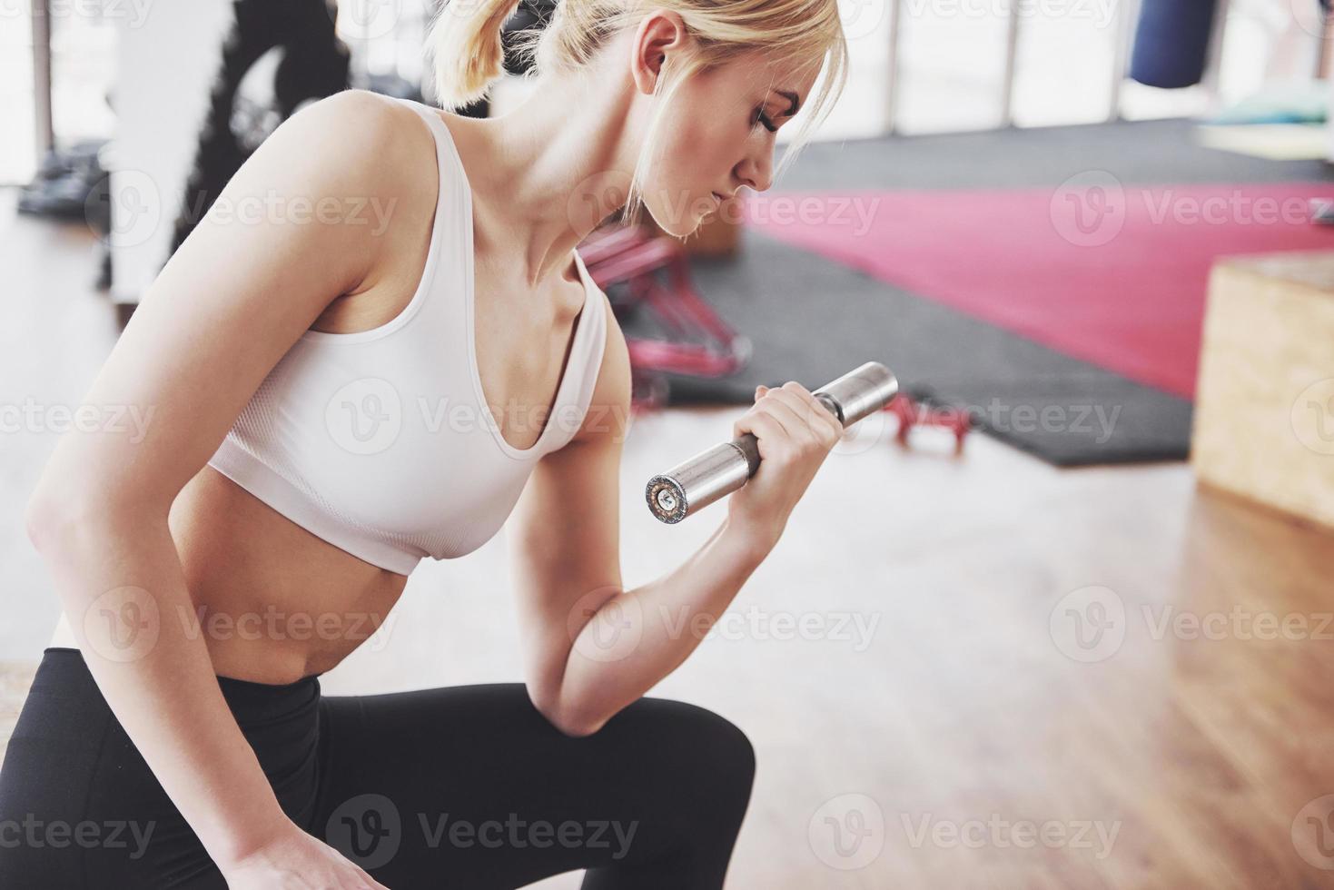 garota ativa no ginásio de fitness. conceito treino estilo de vida saudável esporte foto