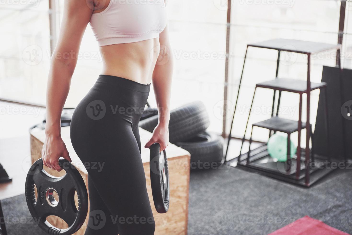 mulher levantando peso no ginásio conceito treino estilo de vida saudável esporte foto