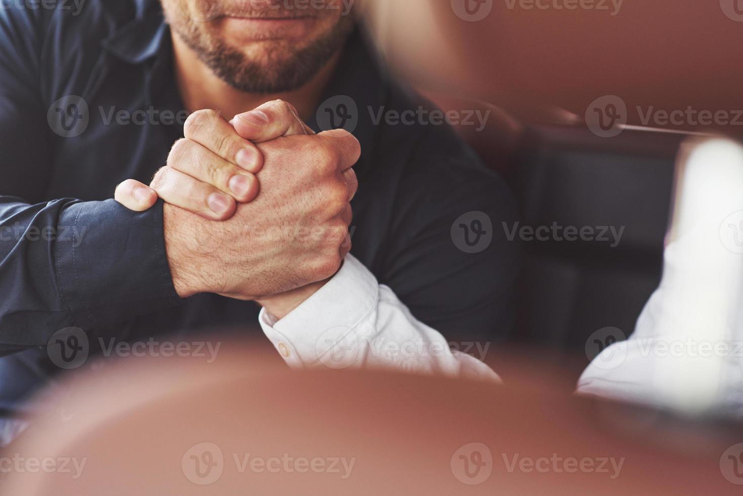 aperto de mão de dois homens. contatos de negócios bem-sucedidos depois de um bom negócio foto