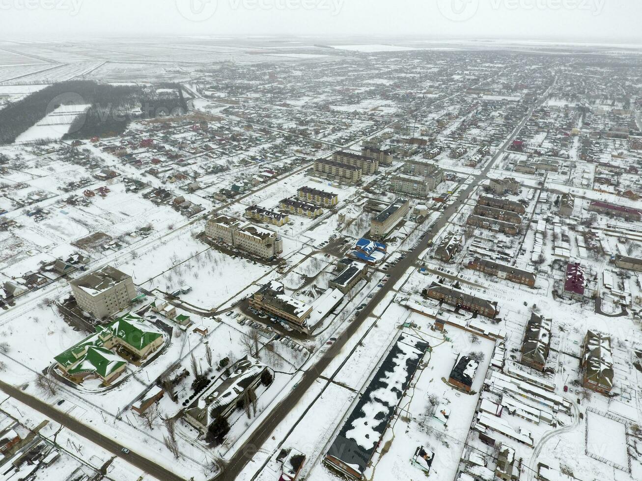 inverno Visão a partir de a pássaro olho Visão do a Vila. a ruas estão coberto com neve foto