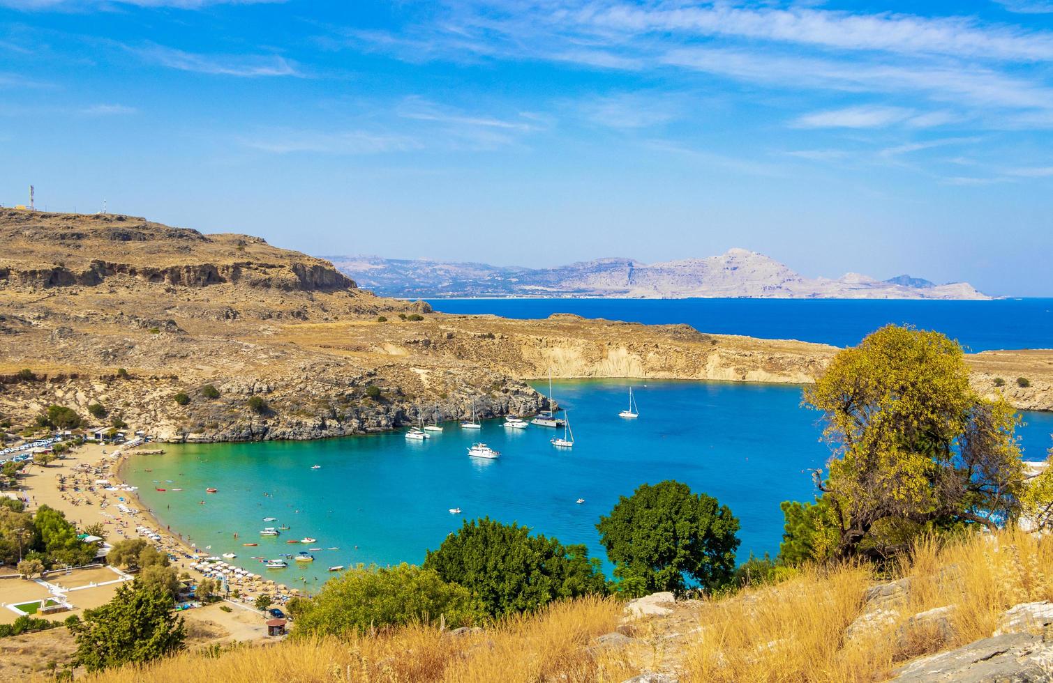 panorama da baía da praia de lindos com águas cristalinas turquesa rhodes grécia foto