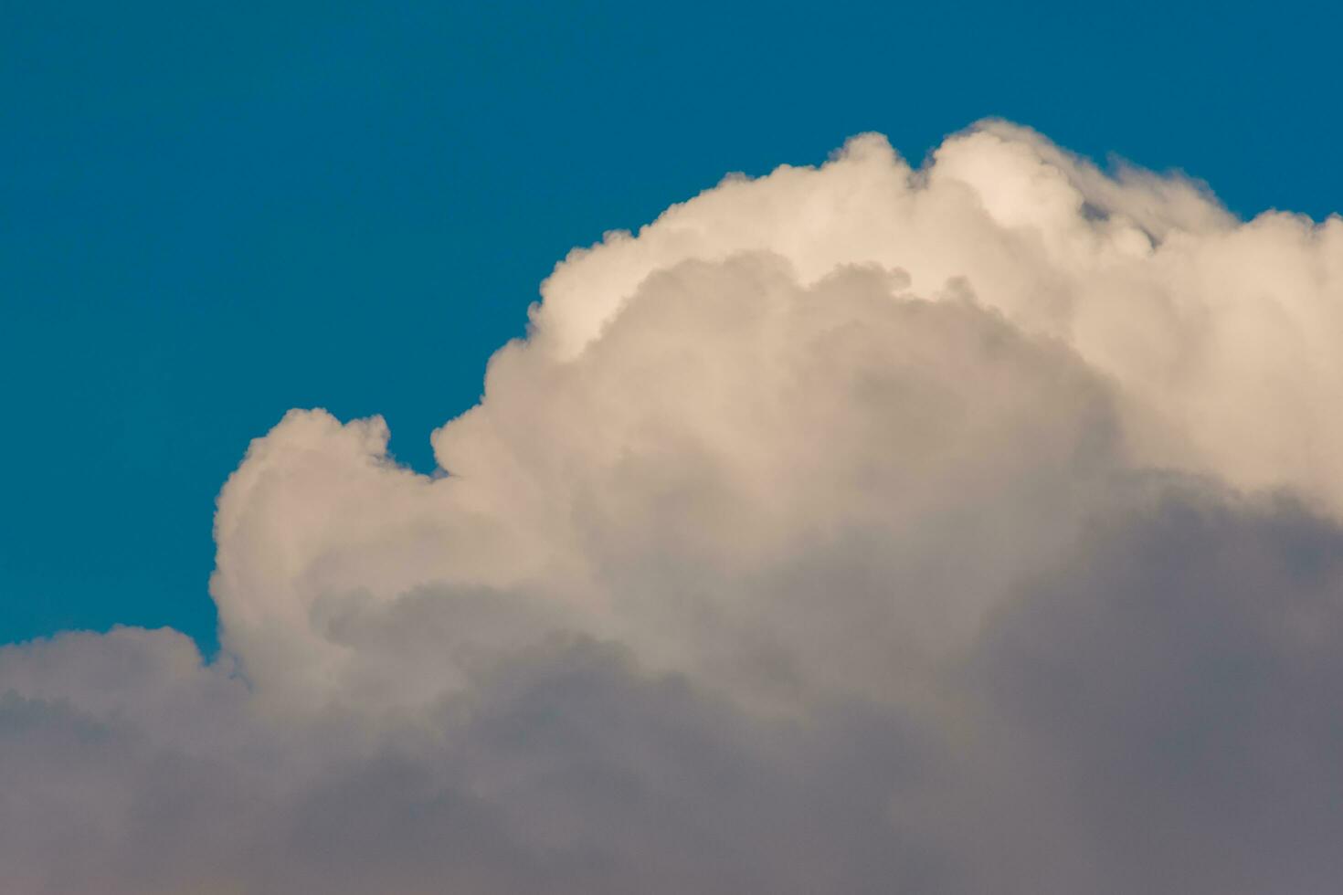 várias formas de nuvens em diferentes níveis de fundo azul foto