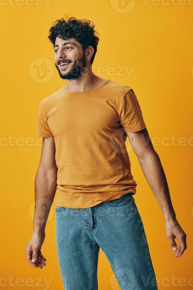 homem pessoa emoção casual fotogênico adulto feliz fundo vestuário modelo amarelo confiante estilo de vida foto