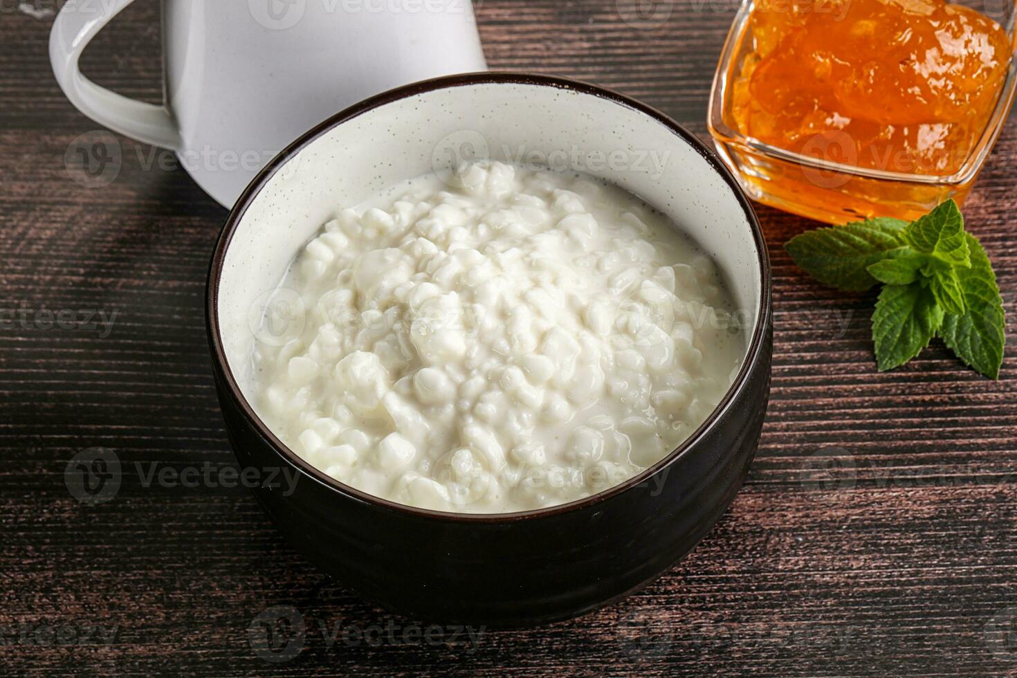 grão coalhada com creme e geléia foto