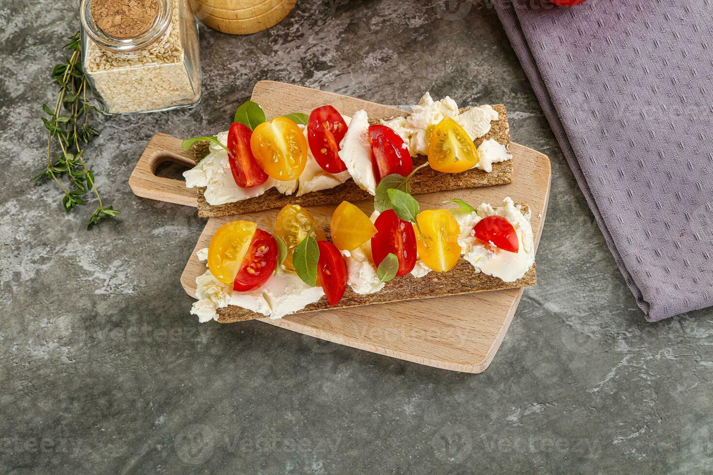 grão pão com tomate e creme queijo foto