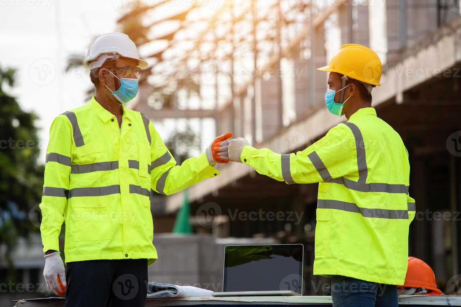 saudação de engenheiros e trabalhadores do canteiro de obras. foto