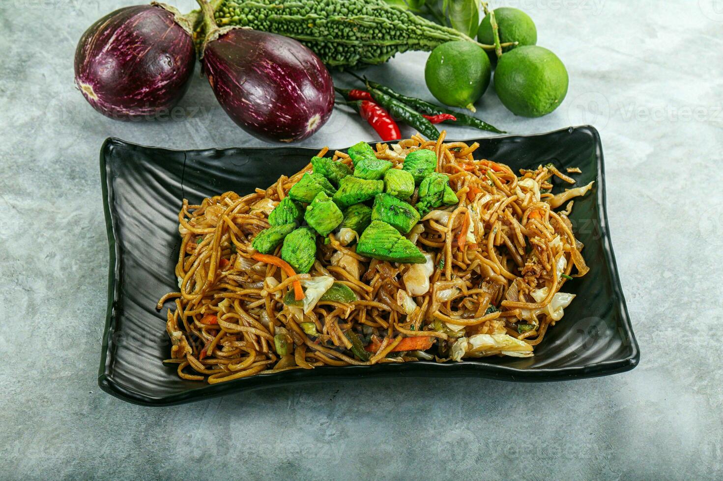 mexer frito Macarrão com frango foto