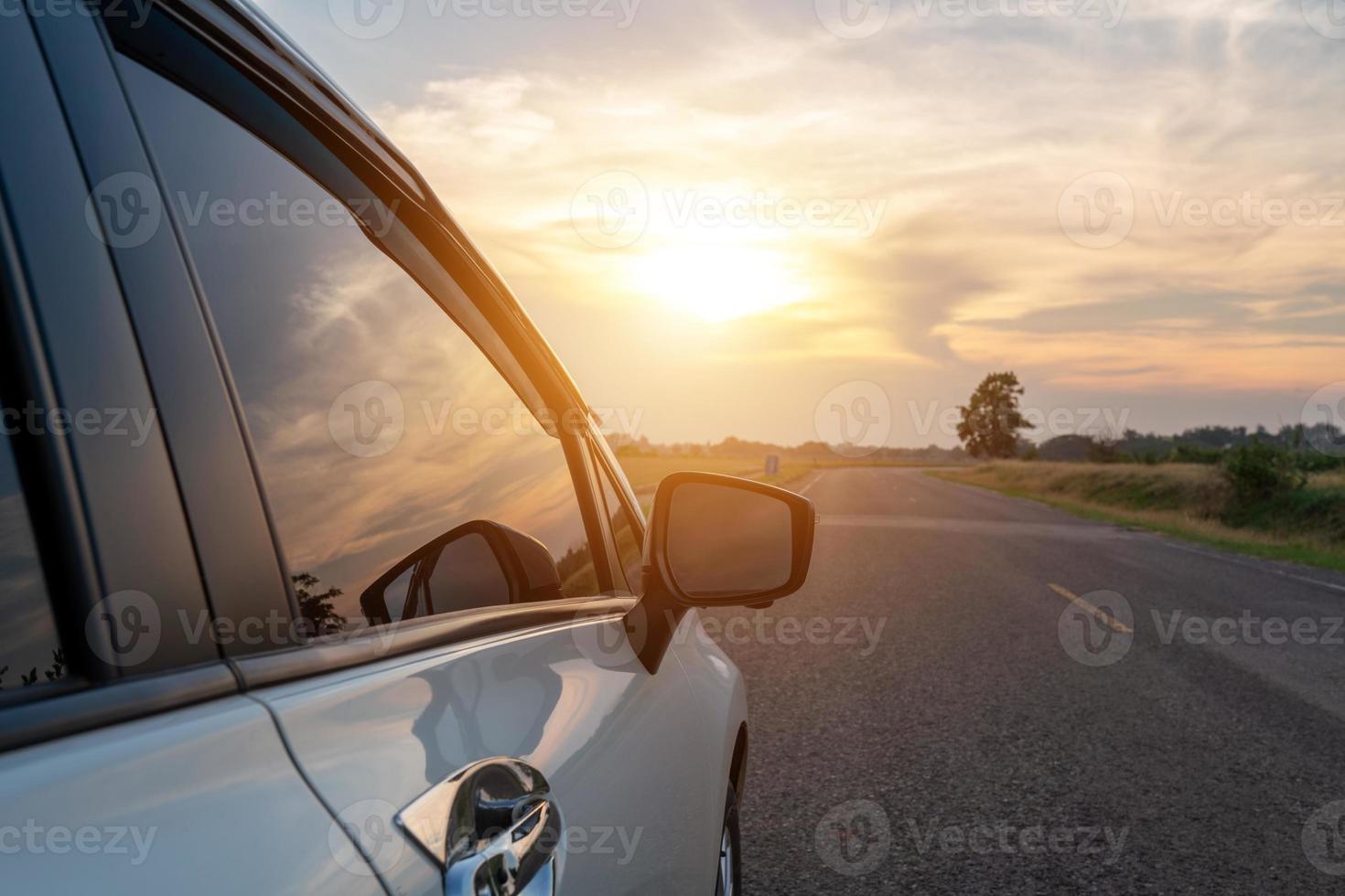 reflexo nublado do pôr do sol no carro de vidro branco foto