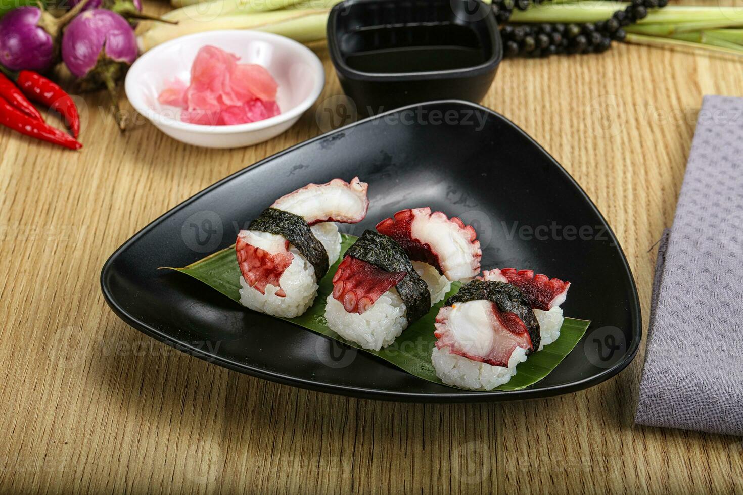 japonês cozinha - Sushi com polvo foto