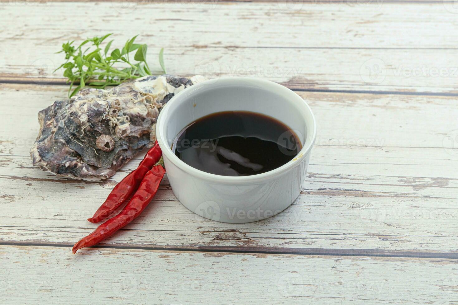 cozinha chinesa - molho de ostra servido com concha foto