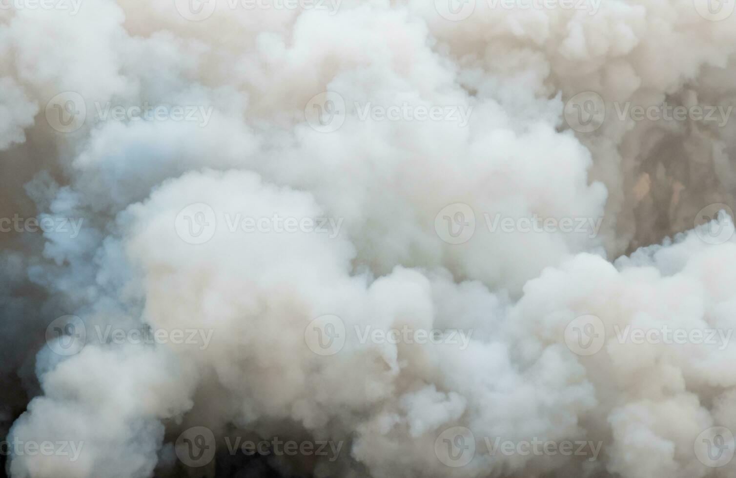 fechar acima rodopiando branco fumaça fundo, ondulando Preto fumaça a partir de ignição monturo. foto