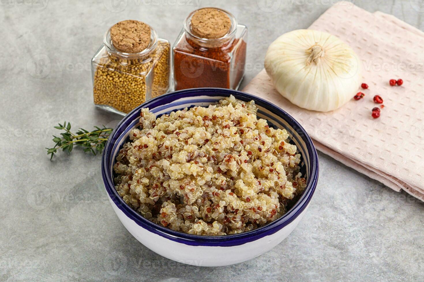 vegano cozinha - fervido Quinoa cereal foto