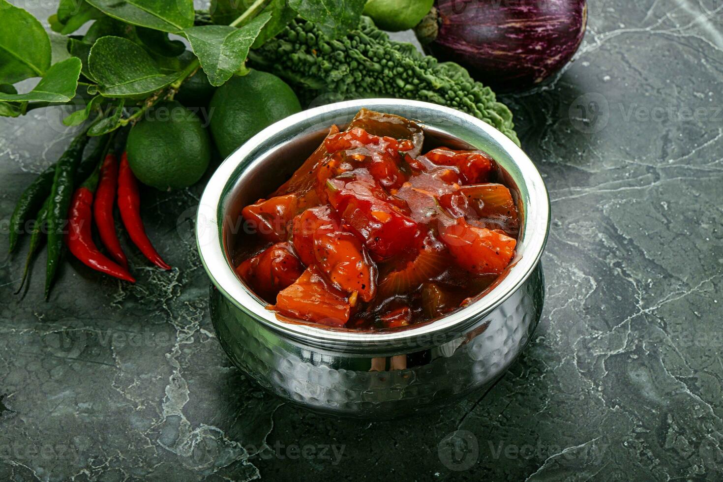 chinês cozinha - frango dentro doce e azedo molho foto