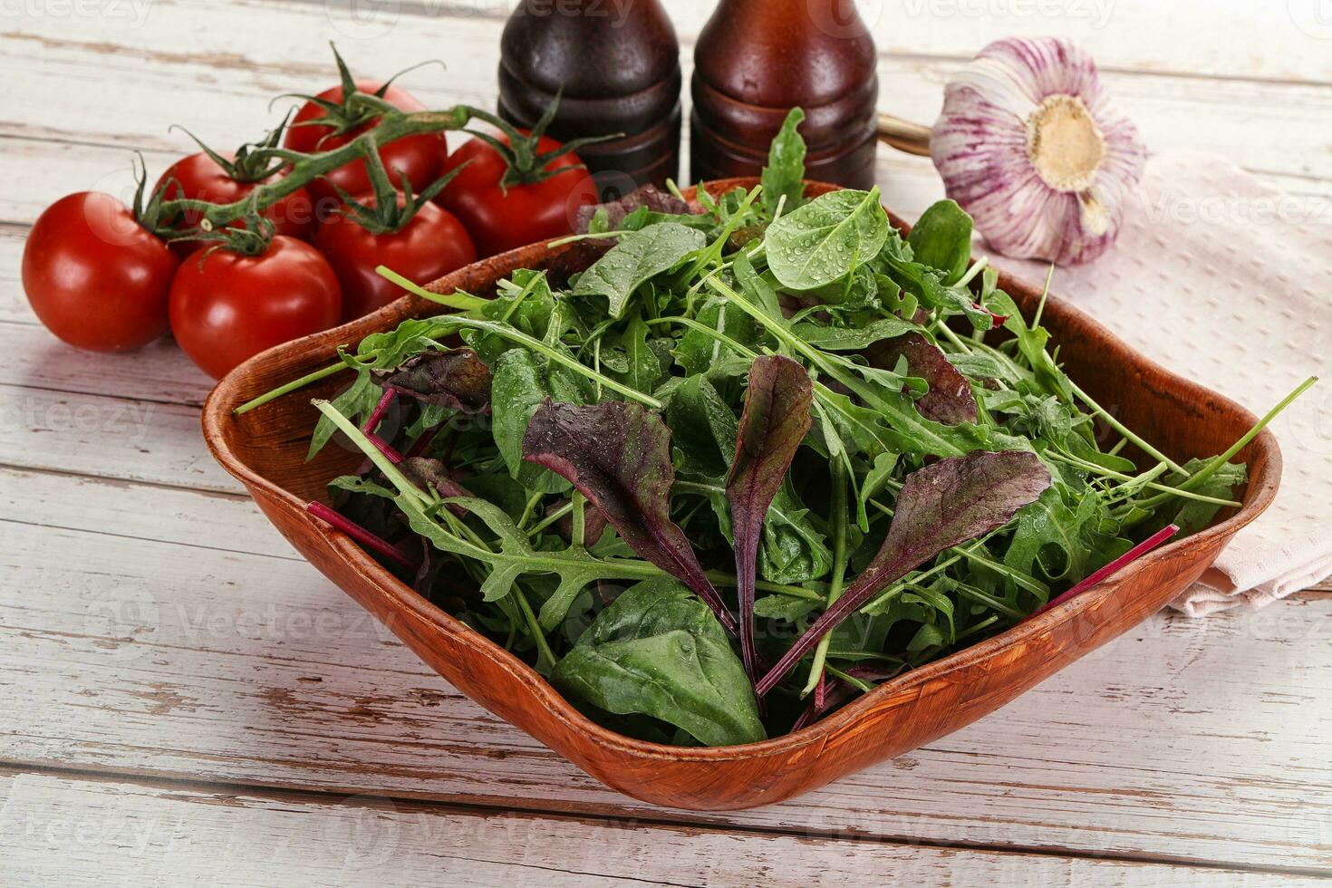 misturar salada dentro a tigela foto