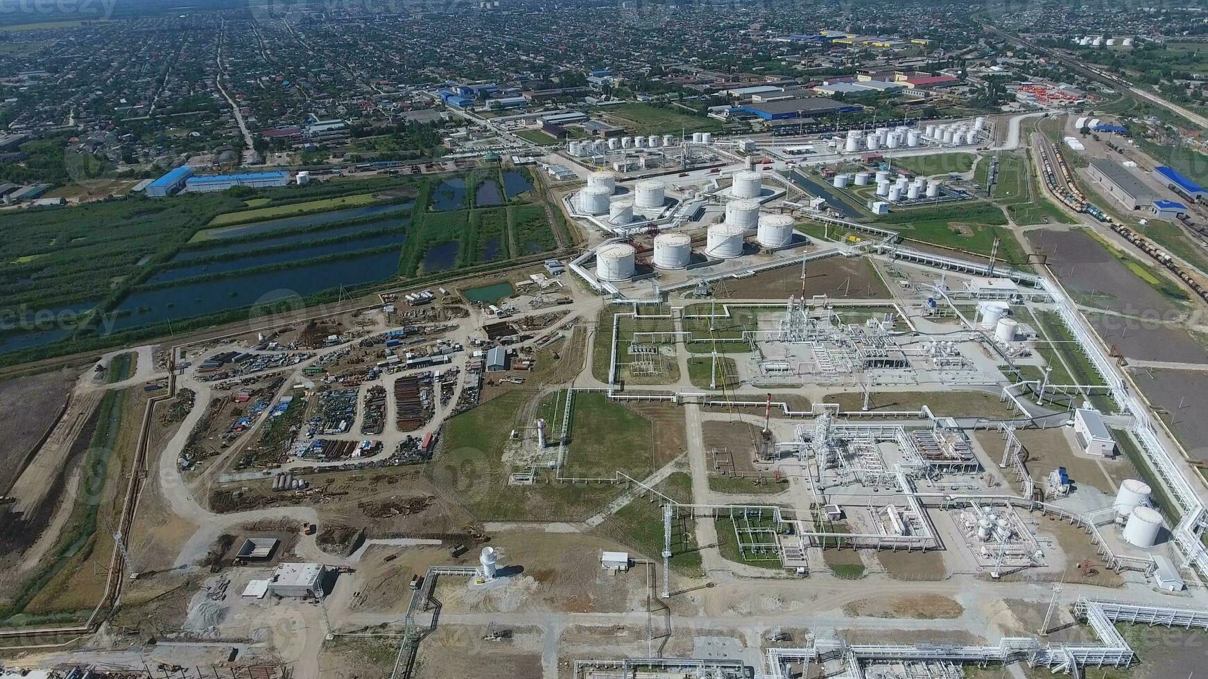 óleo refinaria plantar para primário e profundo óleo refinamento. equipamento e tanques dentro a óleo refinaria. retificação e vácuo equipamento. foto