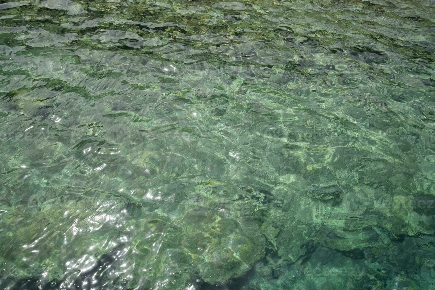 superfície do a mar dentro raso água, sonolento brilho em a ondas. foto