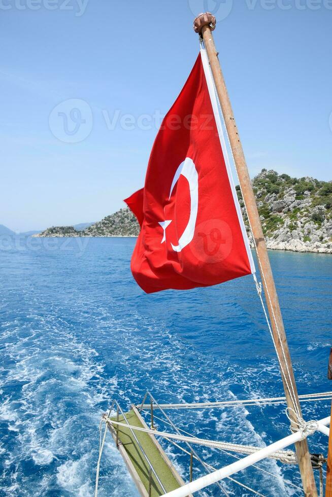 Peru bandeira às a popa do uma prazer iate. Visão do Mediterrâneo costa foto