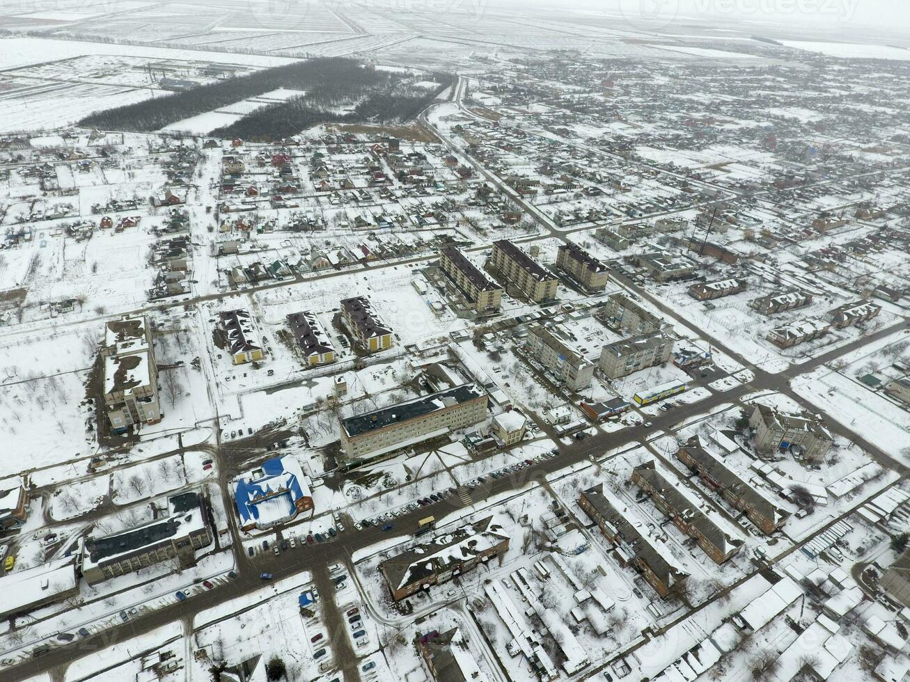 inverno Visão a partir de a pássaro olho Visão do a Vila. a ruas estão coberto com neve foto