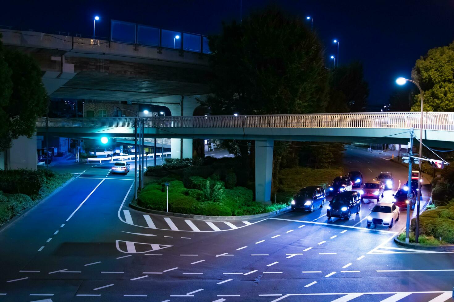 uma noite espaço de tempo do tráfego geléia às a cidade interseção dentro Tóquio foto