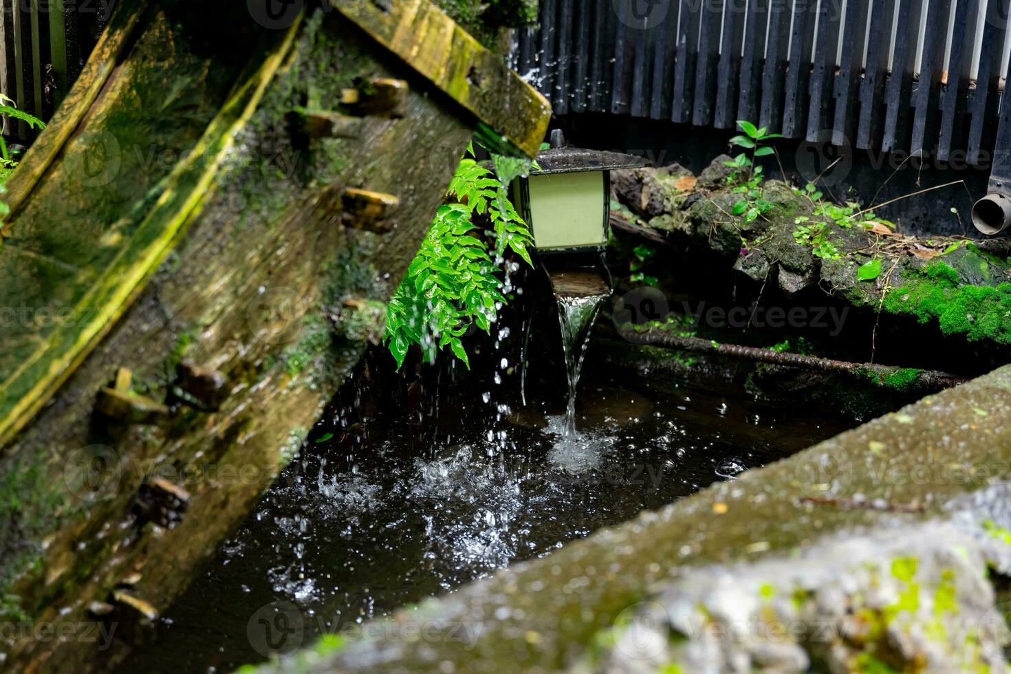 uma histórico de madeira roda em a água superfície dentro Tóquio fechar acima foto
