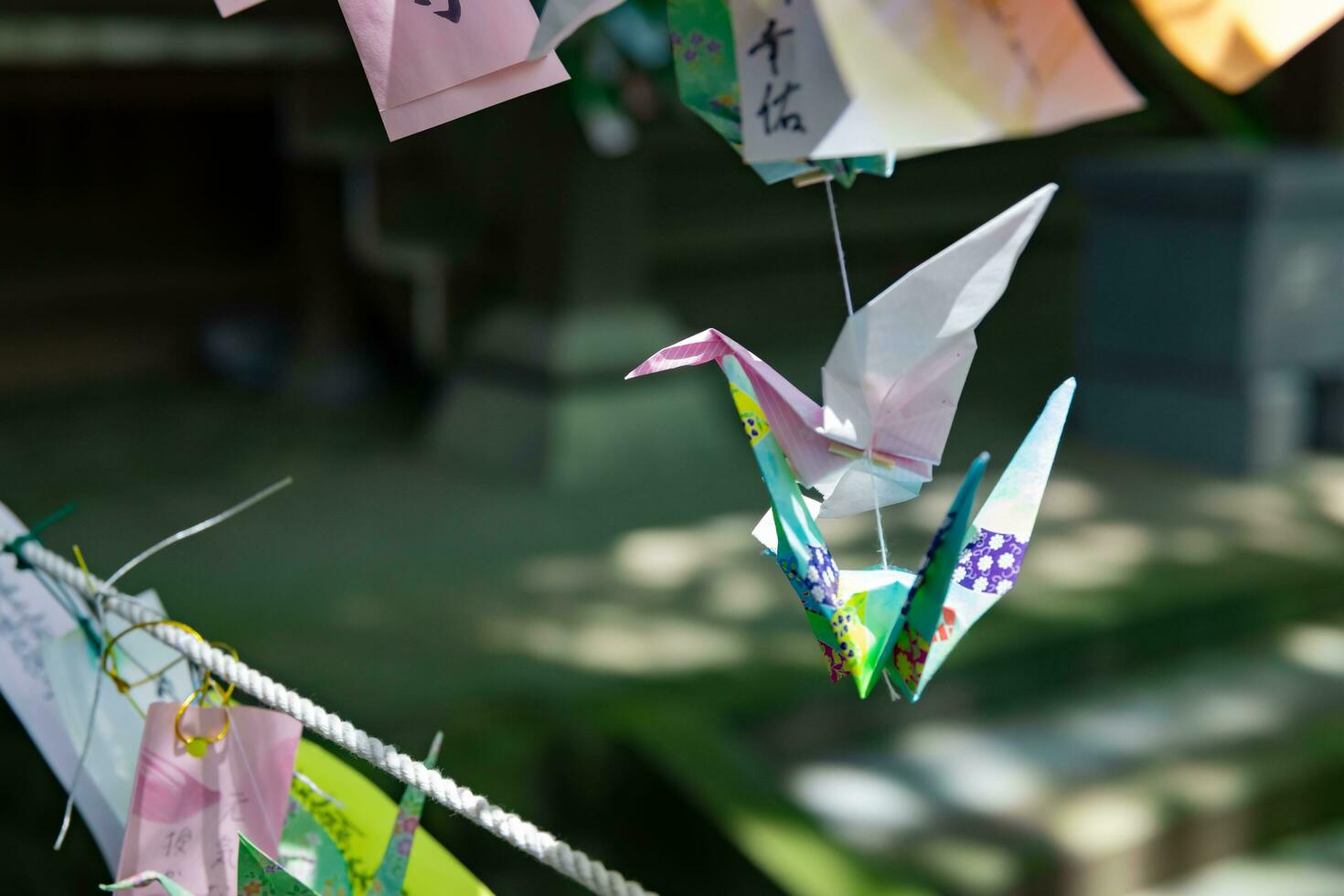 uma papel guindaste balançando dentro a vento às a tradicional rua fechar acima foto