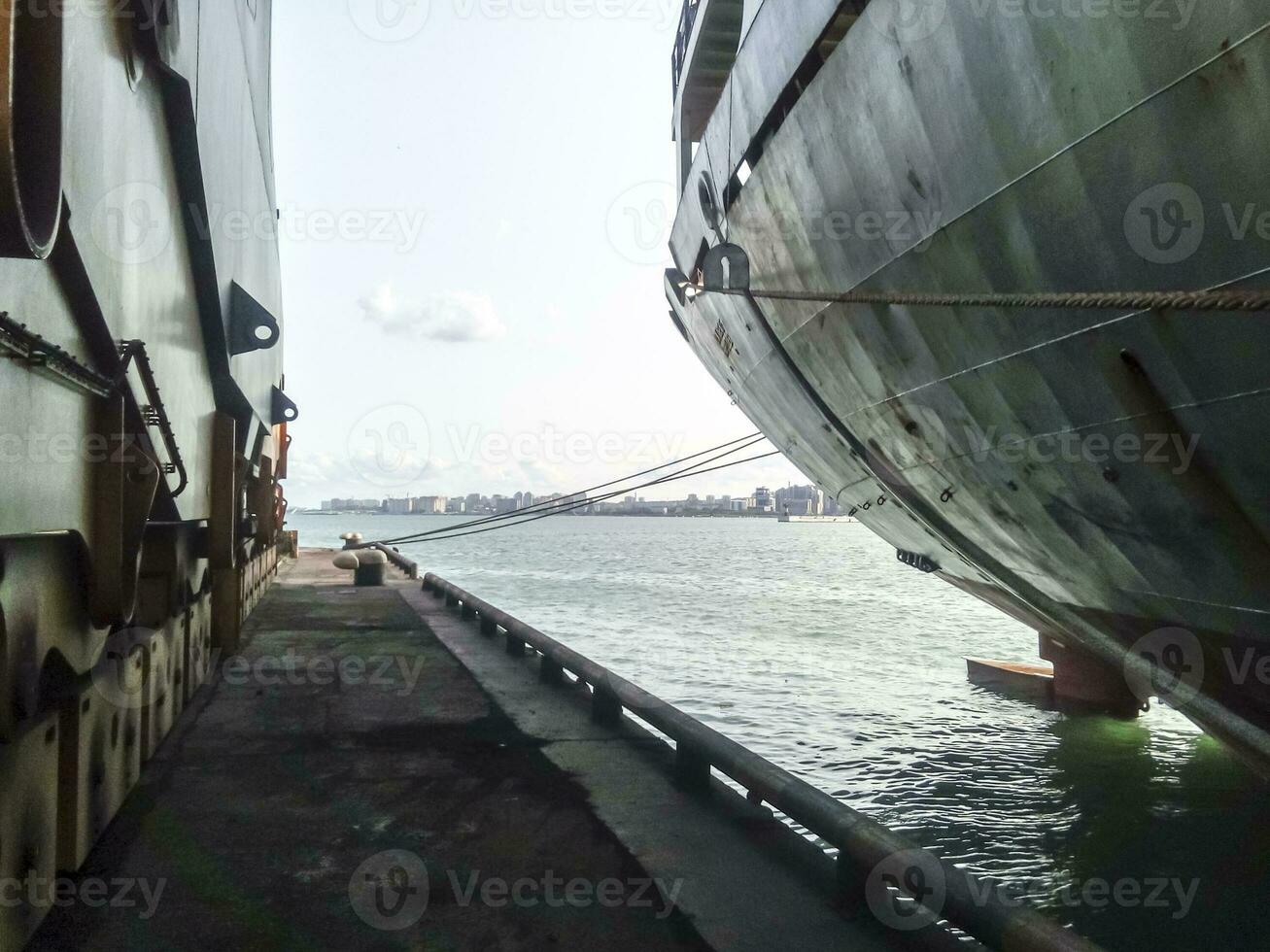 navio perto a cais, Visão a partir de a água nível. foto