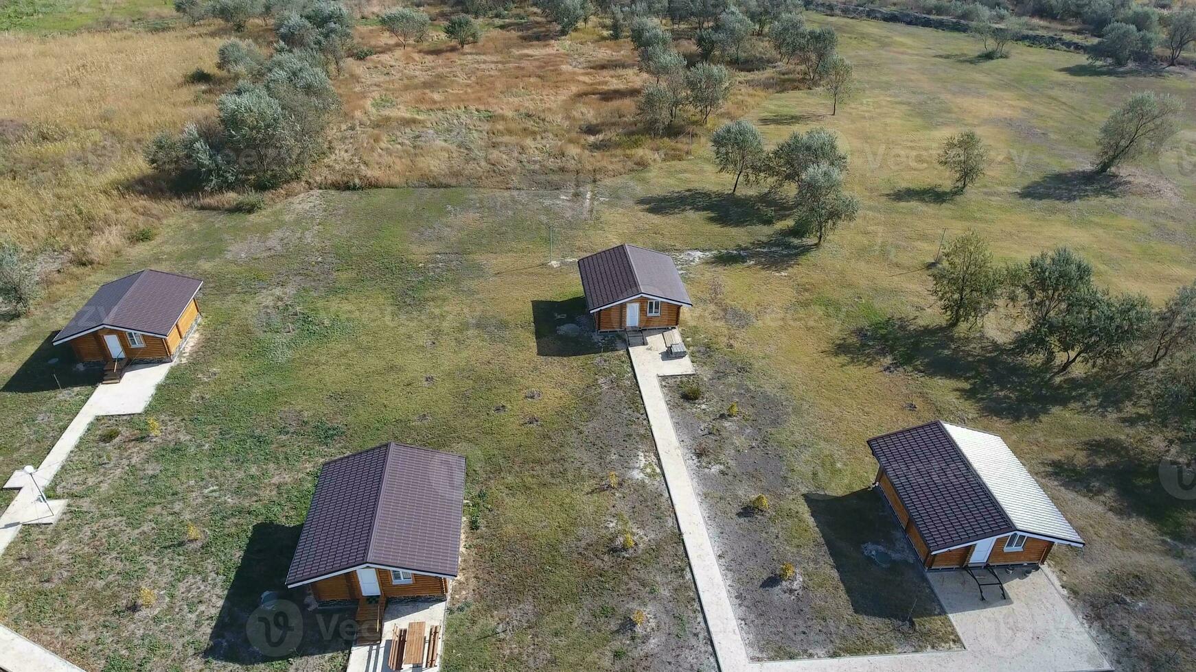 casas em a base do descansar. casas para turistas e caçadores foto