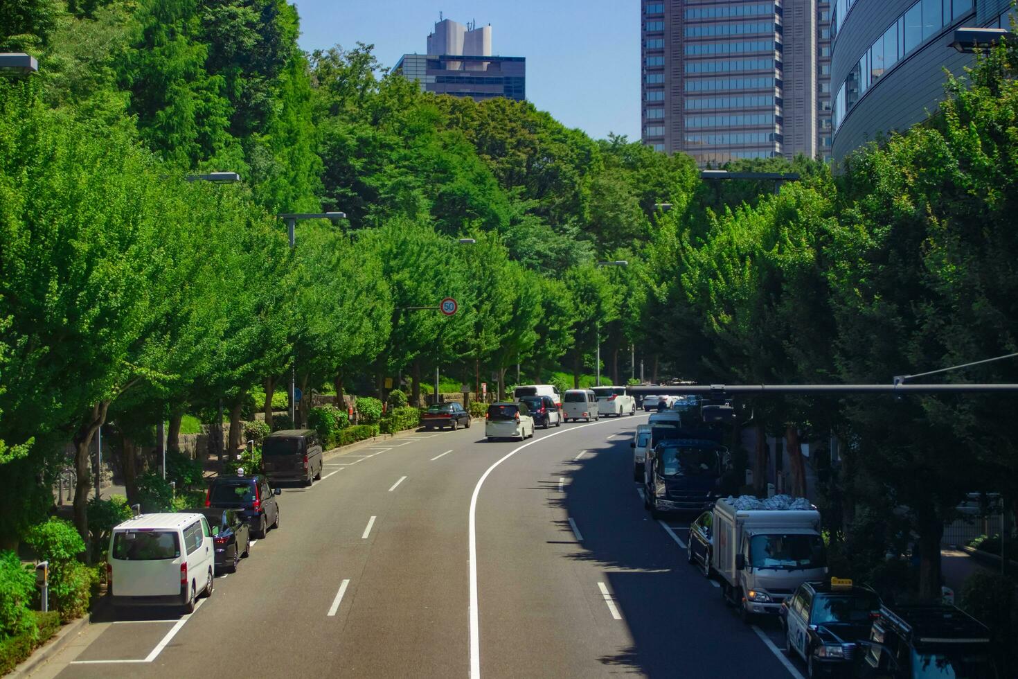 uma tráfego geléia às a urbano rua dentro Tóquio telefoto tiro foto